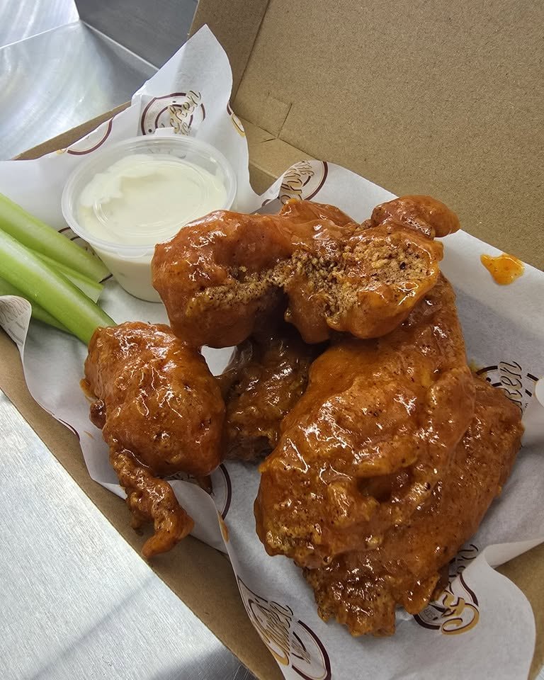 Buffalo wings with ranch and celery